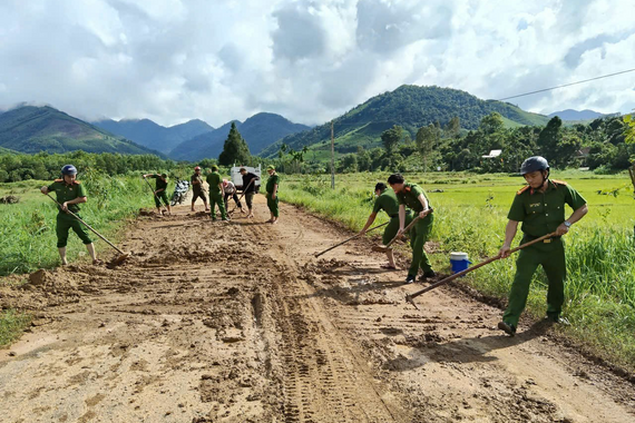 Công an xã Trà Giang khắc phục sạt lở, đảm bảo an toàn giao thông sau mưa lớn