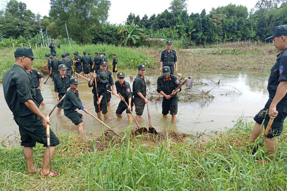 Trung Đoàn CSCĐ Nam Trung Bộ ra quân giúp Nhân dân khắc phục hậu quả mưa lũ