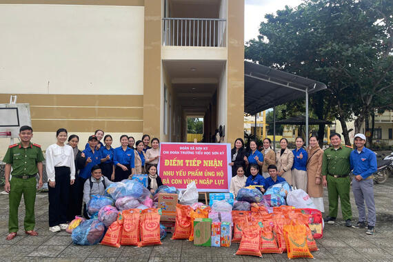 Thắm tình Quân – Dân: Công an cùng Nhân dân xã Sơn Kỳ chung tay ủng hộ đồng bào miền Trung khắc phục hậu quả bão, lũ