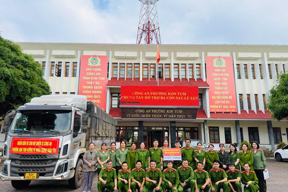 Phường Kon Tum: Nhân dân và cán bộ chiến sĩ Công an phường chung tay hỗ trợ đồng bào bị thiệt hại do lũ lụt
