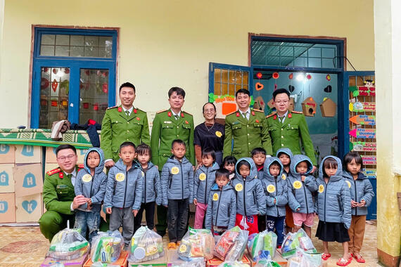 Sơn Hà: Mang áo ấm cho trẻ em vùng cao