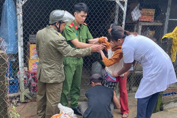 Quảng Ngãi: Công an xã Sơn Linh hỗ trợ làm Căn cước cho hai em nhỏ khuyết tật