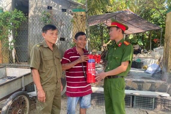 Công an phường Đức Phổ: Trao tặng bình chữa cháy cho công dân giao nộp quả pháo