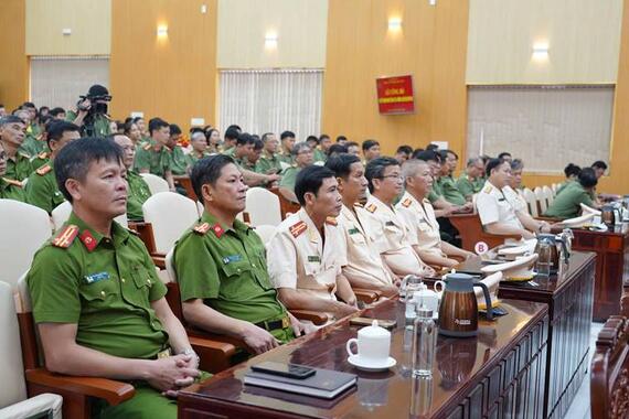 Công an tỉnh công bố quyết định nghỉ công tác hưởng chế độ hưu trí