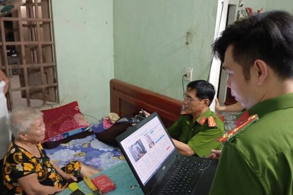 Công an phường Đức Phổ đến tận nhà cấp đổi thẻ đảng viên