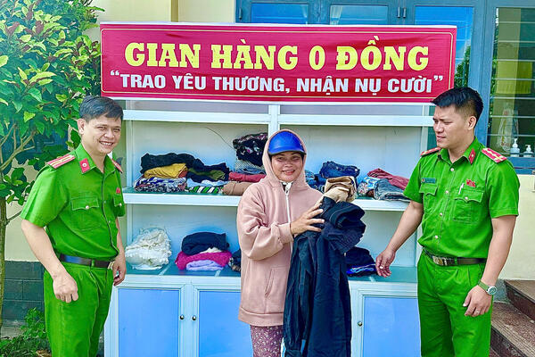 Trao yêu thương, nhận nụ cười