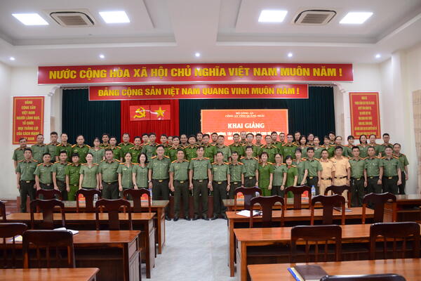 Khai giảng Lớp bồi dưỡng, tập huấn chuyển đổi số năm 2025 trong Công an tỉnh Quảng Ngãi