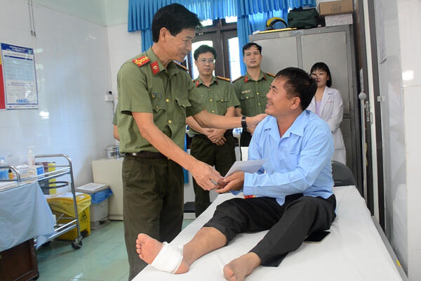 Lãnh đạo Công an tỉnh thăm hỏi, động viên cán bộ bị thương khi làm nhiệm vụ tại xã Sơn Tây