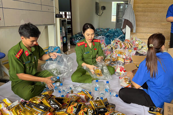 Công an xã Kon Braih quyên góp, ủng hộ Nhân dân bị ảnh hưởng do bão số 13 và mưa, lũ