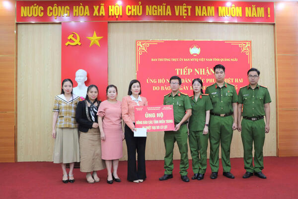 Văn phòng cơ quan CSĐT Công an tỉnh Quảng Ngãi chung tay hỗ trợ đồng bào các tỉnh miền trung bị thiệt hại do lũ lụt gây ra