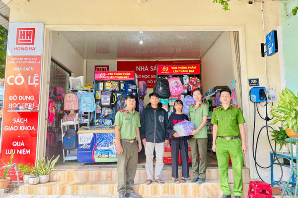 Công an xã Ba Dinh đồng hành cùng em đến trường
