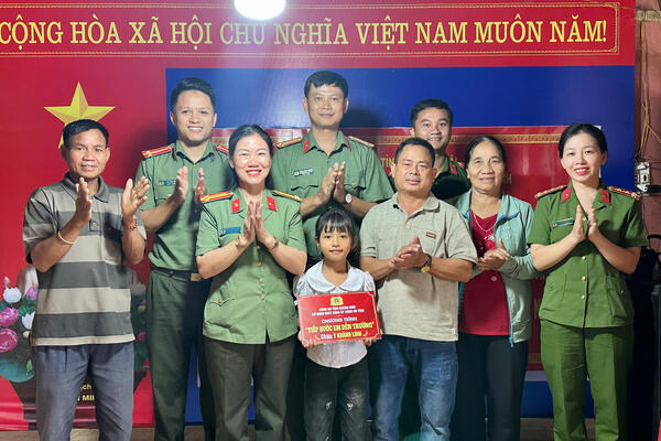 Cơ quan Ủy ban Kiểm tra Đảng ủy nâng bước trẻ em mồ côi đến trường