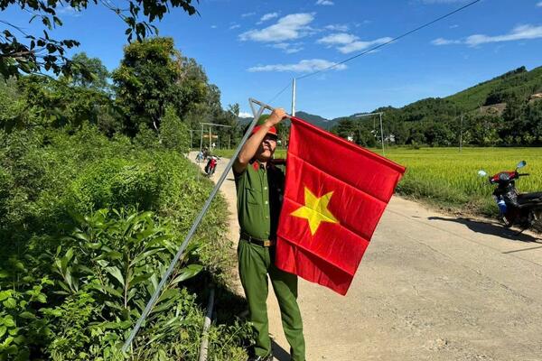 Công an xã Cà Đam chung tay chỉnh trang “Đường cờ Tổ quốc” chào mừng Quốc khánh 2/9