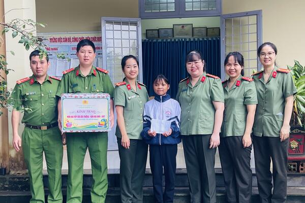 “Heo đất tình thương” tiếp sức học sinh khó khăn trước thềm năm học mới