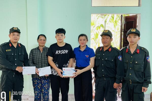 Tuổi trẻ Cảnh sát cơ động: 7 năm bền bỉ hành trình “Cùng em đến trường”, chắp cánh ước mơ cho học sinh nghèo