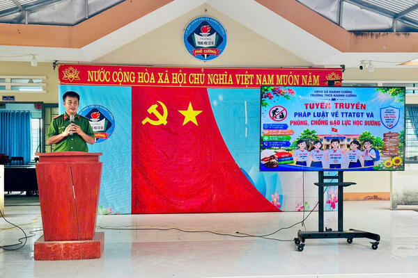 Công an xã Khánh Cường tuyên truyền an toàn giao thông và phòng, chống bạo lực học đường cho hơn 1.200 học sinh