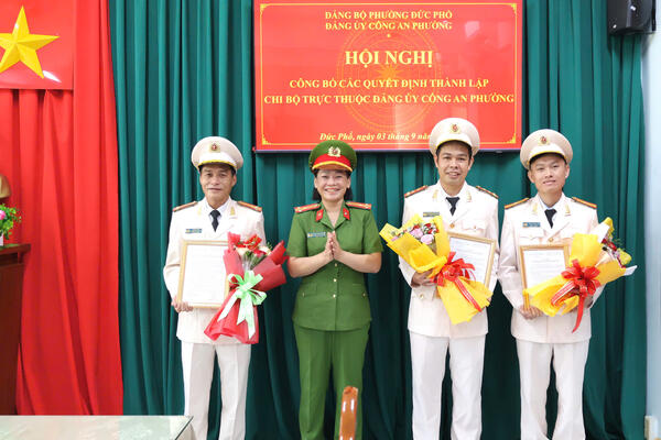 Công an phường Đức Phổ công bố các quyết định thành lập 05 chi bộ trực thuộc nhiệm kỳ 2025 - 2030