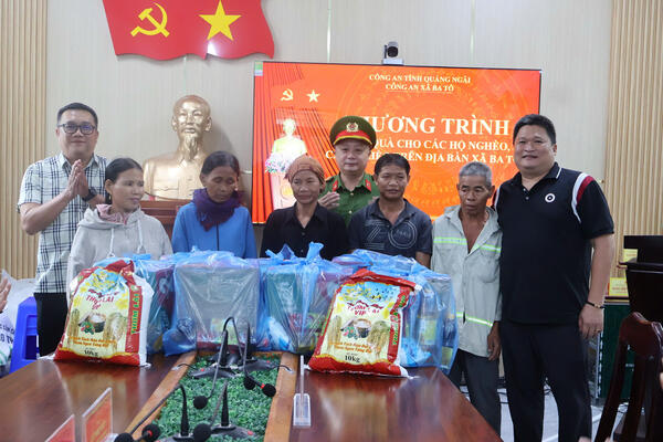 Công an xã Ba Tô phối hợp trao tặng quà cho các hộ nghèo, cận nghèo trên địa bàn