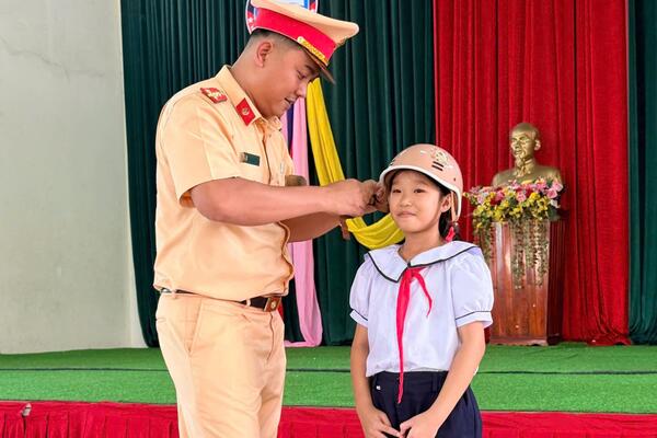 Phòng Cảnh sát giao thông tổ chức chương trình "Tiếp bước đến trường" và tuyên truyền văn hóa giao thông cho học sinh