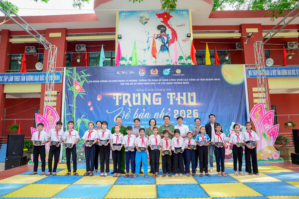 Phòng An ninh mạng và phòng, chống tội phạm sử dụng công nghệ cao Công an tỉnh Quảng Ngãi đưa Chiến dịch "Tin AI" lan tỏa đến học sinh vùng cao