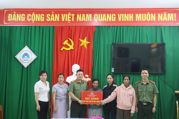 Công an xã Thiện Tín phát huy hiệu quả mô hình “Tiếp bước cùng em đến trường”