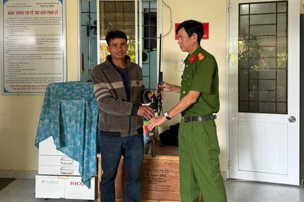 Công an xã Ba Tô tăng cường tuyên truyền, vận động Nhân dân giao nộp vũ khí
