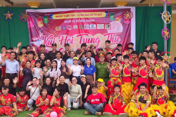 Phòng An ninh mạng trang bị kỹ năng số an toàn, trao quà trung thu cho học sinh xã Sơn Tây