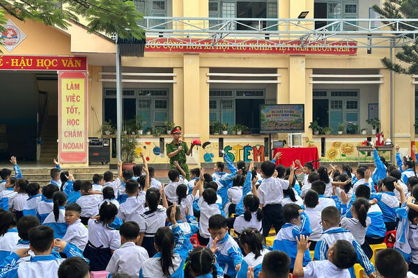 Công an phường Đăk Cấm tuyên truyền pháp luật, đồng hành xây dựng trường học an toàn