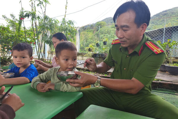 Công an phường Cẩm Thành mang Trung thu ấm áp đến trẻ em khó khăn ở Sơn Tây
