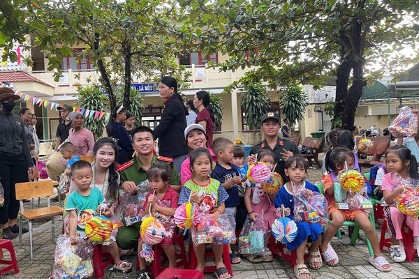 Phòng Cảnh sát cơ động phối hợp trao 1.200 suất quà Trung thu cho thiếu nhi có hoàn cảnh khó khăn tại Quảng Ngãi