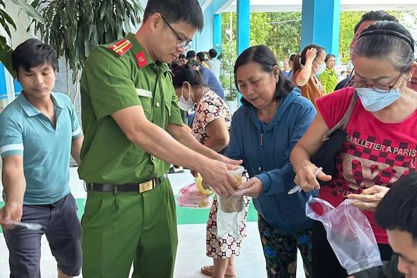 Phòng Cảnh sát cơ động phối hợp phát hơn 700 suất cháo trong chương trình “Nồi cháo yêu thương” tại Bệnh viện Đa khoa tỉnh