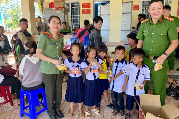 Công an xã Ba Tô: Ấm áp những phần bánh, hộp sữa tiếp sức mầm non vùng cao đi làm Căn cước