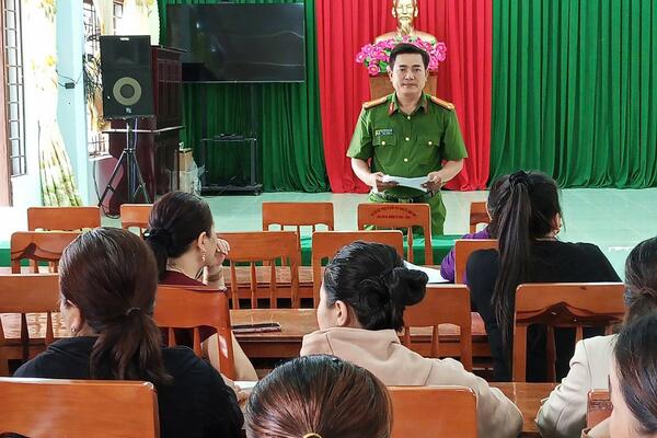 Công an xã Sơn Mai đẩy mạnh tuyên truyền PCCC&CNCH cho hộ kinh doanh, lan tỏa thông điệp Ngày toàn dân phòng cháy, chữa cháy