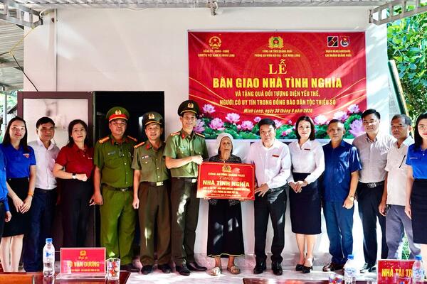 Phòng An ninh nội địa bàn giao “Nhà tình nghĩa” tại xã Minh Long