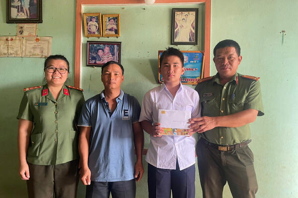 Công an xã Ia Chim thăm, trao kinh phí hỗ trợ các con đỡ đầu nhân Ngày Khuyến học Việt Nam