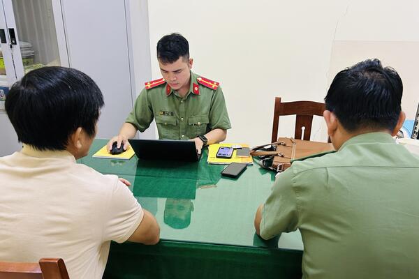 Công an xã Vệ Giang làm việc với trường hợp tương tác với thông tin xấu độc trên mạng xã hội