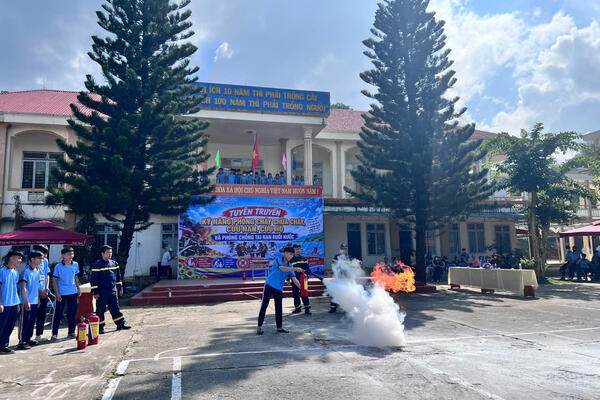 Phòng Cảnh sát PCCC và CNCH trang bị kỹ năng phòng cháy, chữa cháy, cứu nạn, cứu hộ và phòng, chống đuối nước cho học sinh Trường THPT Nguyễn Văn Cừ