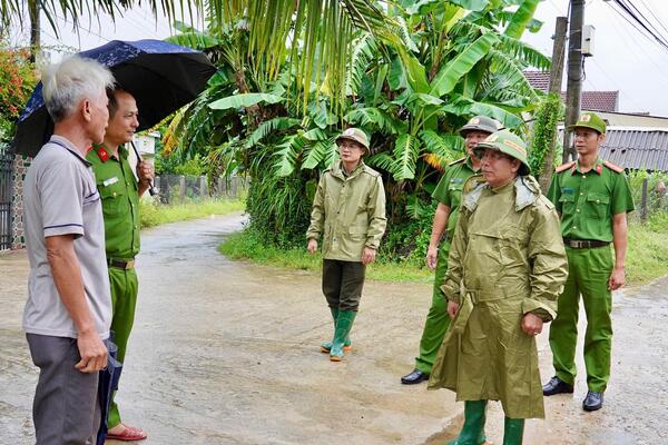 Đại tá Lê Xuân Hưng – Phó Giám đốc Công an tỉnh kiểm tra, chỉ đạo công tác phòng, chống thiên tai và tìm kiếm cứu nạn tại Công an phường Trà Câu