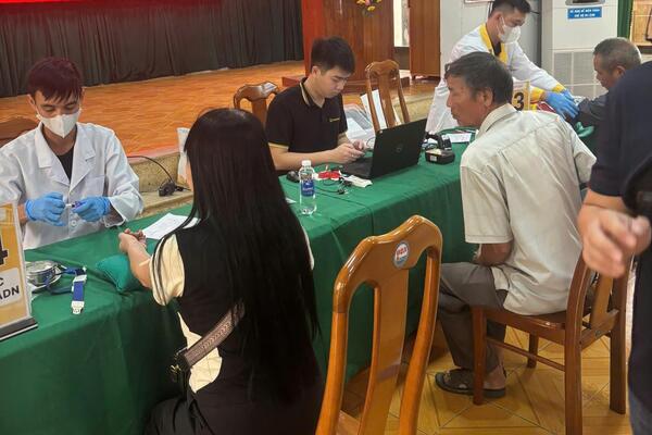 Lặng thầm góp nhặt hy vọng tìm lại tên anh