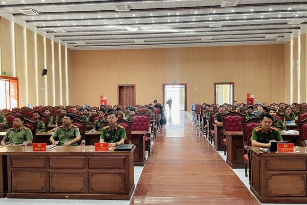 Công an tỉnh Quảng Ngãi khai giảng lớp huấn luyện sử dụng công cụ hỗ trợ cho lực lượng tham gia bảo vệ an ninh, trật tự ở cơ sở năm 2026