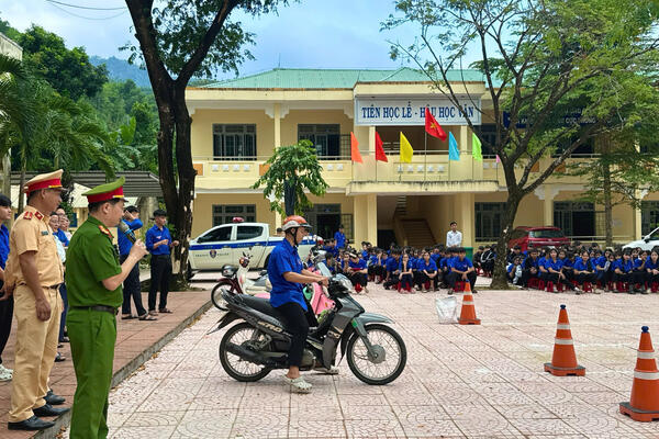 Công an xã Sơn Mai phối hợp tuyên truyền, hướng dẫn kỹ năng lái xe an toàn cho học sinh Trường THPT Minh Long
