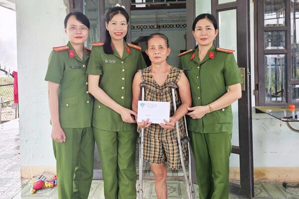 Hội Phụ nữ Cảnh sát nhân dân II lan tỏa yêu thương, sẻ chia với phụ nữ có hoàn cảnh khó khăn