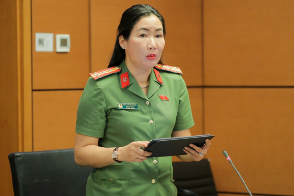 Đại tá Trần Thị Thu Phước, Phó Giám đốc Công an tỉnh tham gia thảo luận, góp ý tại Kỳ họp thứ Hai, Quốc hội Khóa XVI