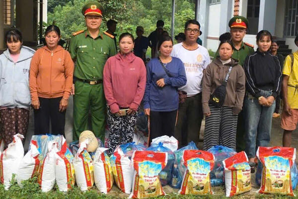 Công an xã Ba Tô thăm hỏi, tặng quà các hộ dân có hoàn cảnh khó khăn trên địa bàn