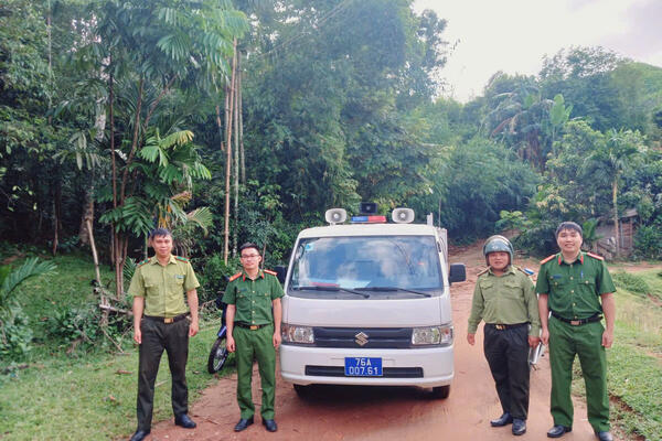 Công an xã Ba Tô phối hợp tuyên truyền bảo vệ động vật hoang dã, chim di cư