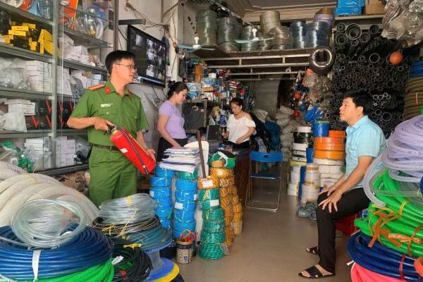 Công an phường Trần Hưng Đạo tổ chức kiểm tra, hướng dẫn công tác phòng cháy, chữa cháy cho các cơ sở kinh doanh trên địa bàn phường