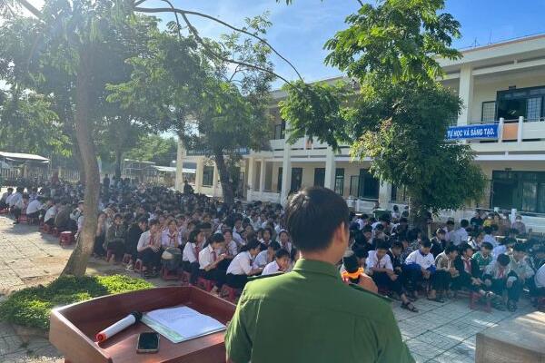 Tuyên truyền pháp luật cho hơn 400 học sinh, phụ huynh và giáo viên tại Trường THCS Tịnh Giang