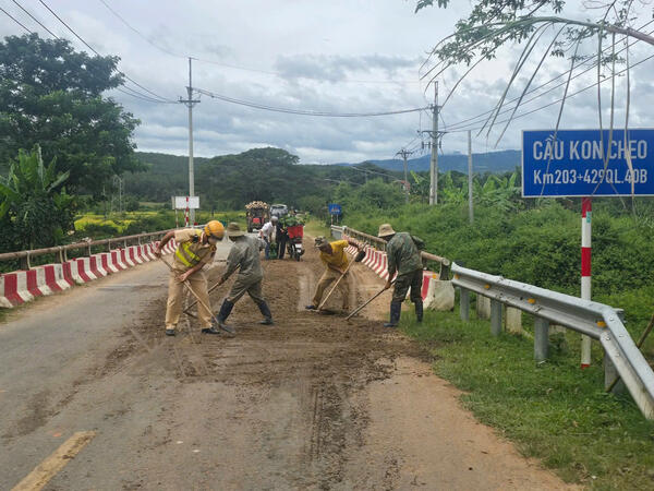 Quảng Ngãi: Cảnh sát giao thông cùng người dân dọn dẹp bùn đất, bảo đảm an toàn giao thông sau mưa lớn