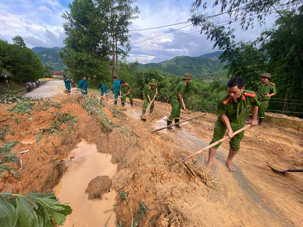 Công an xã Sơn Tây Thượng chủ động khắc phục hậu quả mưa bão, bảo đảm an toàn cho Nhân dân