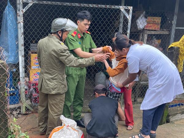 Quảng Ngãi: Công an xã Sơn Linh hỗ trợ làm Căn cước cho hai em nhỏ khuyết tật